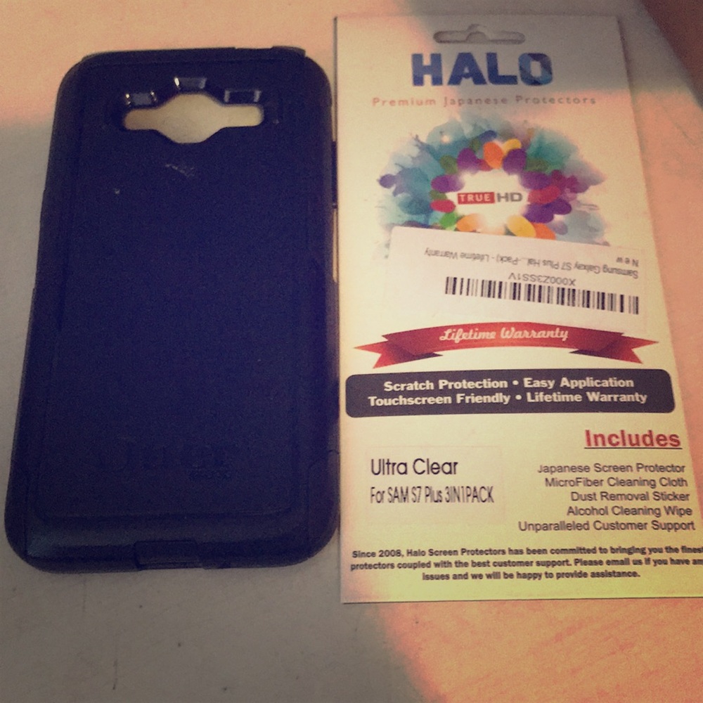A galaxy S7 case and screen Protector